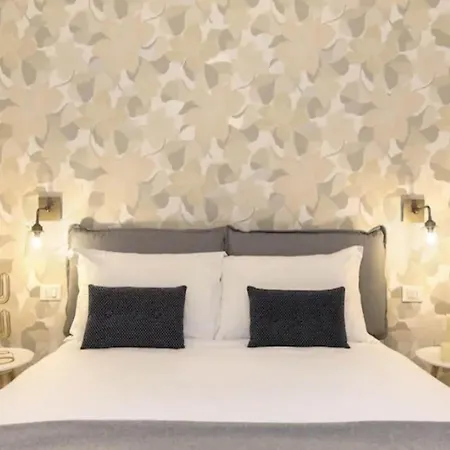 In With Maggiore Views *