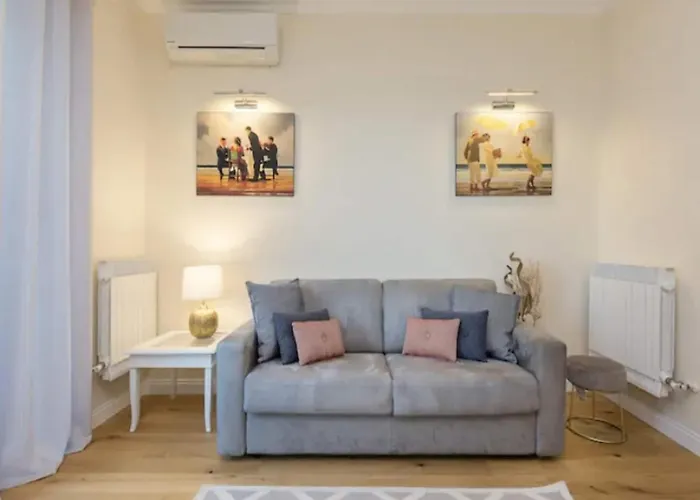 In With Maggiore Views